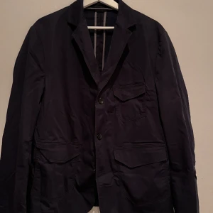 Marinblå overshirt - Snygg, blå overshirt i ett luftigt material. Perfekt för sommaren eller våren! 