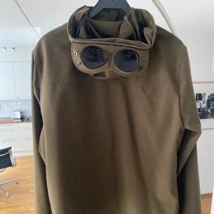 Cp company  - Fräsch grön cp company jacka i fint skick! Nypris 396 euro Modellnamn: C.p Shell-r goggle jacket