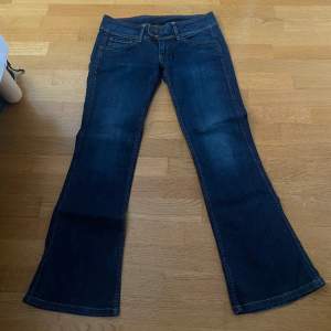 Low waist flared jeans from Pepe Jeans. Very good condition. Fits S. I’m 170cm tall and they fit me well.