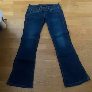 Low waist flared jeans from Pepe Jeans. Very good condition. Fits S. I’m 170cm tall and they fit me well.