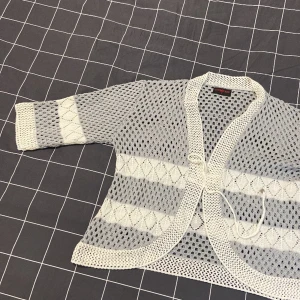 En stickad tröja - Jag har haft den i några månader och använt den några gånger. Vill bli av med mycket av det jag har för att jag ska flytta snart. 