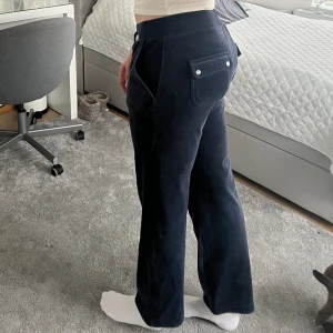 Juicy Couture byxor  - Säljer nu mina juicy couture byxor då dem inte längre används, väl använda men fortfarande högkvalitativa och mycket fint skick. Det enda jag kan se är att dem är lite knottriga inuti sömmen och på knytbanden men inga defekter bortsett från de ☺️