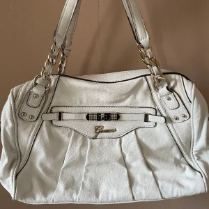 En vintage guess väska - Detta är en mycket läker äkta guess väska skicka privat om man vill ha fler bilder på den🫶🏼