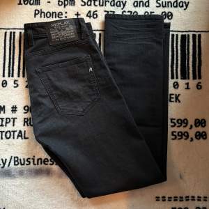 Replay Grover Jeans | Utmärkt skick, inga tecken på användning | Storlek 30/32 | Säljes för endast 399kr | Modellen på bilden är 180cm | Hör av er vid fler frågor 🤝🏼