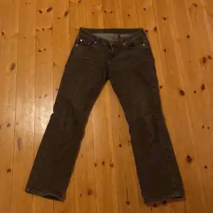 Arrow low jeans från weekday, straight fit, lowrise och lite urtvättad svart färg. Inga defekter! 