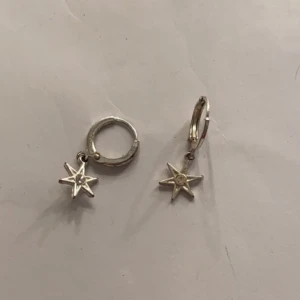 Örhängen silver - Säljer nu dessa öronhängen eftersom d aldrig kommer till användning. Köpta på Åhléns 