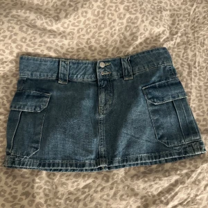 Jeans kjol - Fin jeanskjol nu till sommaren😍😍 Superbra skick eftersom den aldrig är använd!! Köp via knappen ”köp nu” 🙏🏼