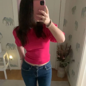 Rosa stickad tröja - Jag säljer min fina rosa stickad tröja på grund att den är lite för liten för mig. Skriv till mig för flera bilder🩷