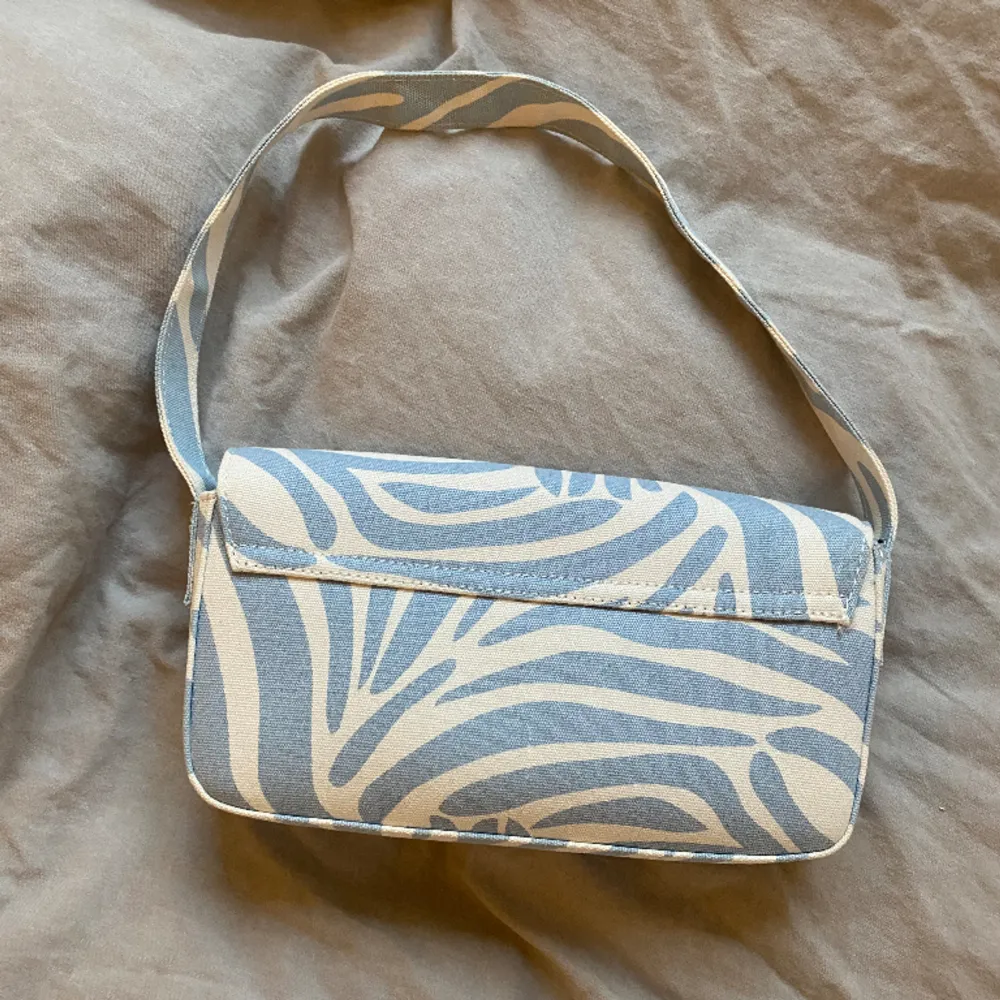 Väska i unikt mönster i blått och vitt jeans-liknande tyg Knappt använd så nyskick . Väskor.