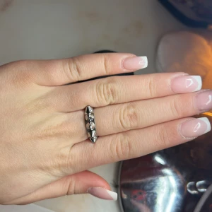 Edblad nit ring  - Höjd,5mm,bredd 5mm Denna jätte fina ring från Edblad säljer jag då jag är en guld tjej! Den är i perfekt skick och inte en skråma!kan tänka mig byta mot en likadan guldig eller för priset den säljs för av mig! Nypris 350kr kontakta mig vid frågor!💗