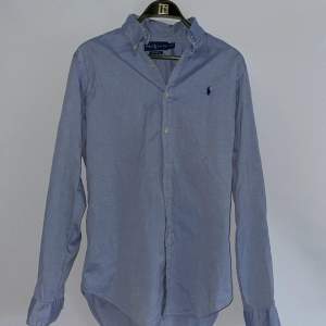 Säljer denna ljusblå Ralph Lauren skjorta i storlek M. Skick 8/10, inga defekter. DM om det är något du undrar över!🕺💸