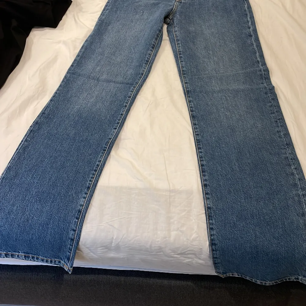blåa bikbok jeans, helt oanvända med etikett kvar. Köpta i fel storlek, straighta och högmidjade.. Jeans & Byxor.
