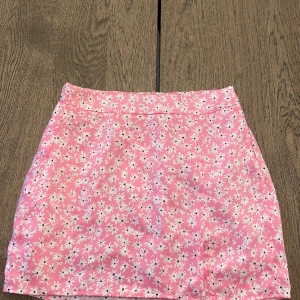 Kjol Bershka - Söt och blommig mini kjol med slits. Ny med prislapp