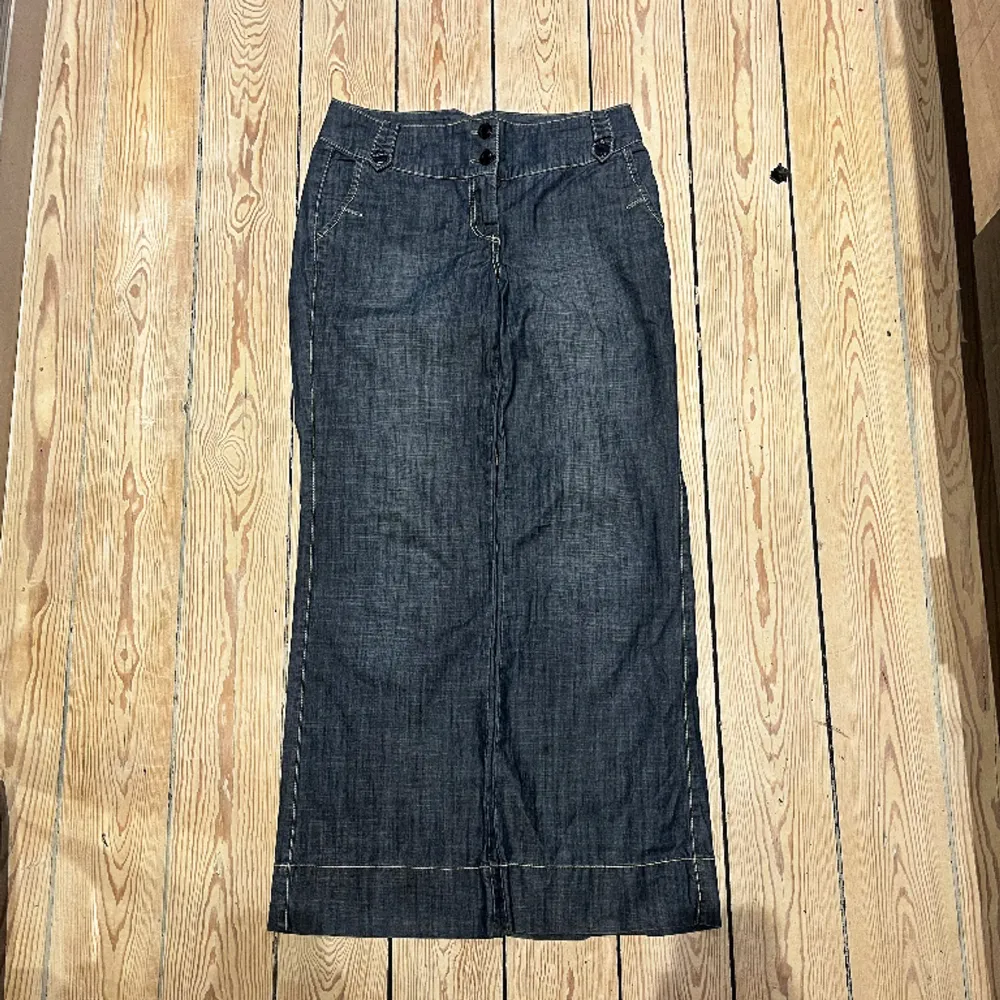 Mörkblå oversized tygbyxor! Efterliknar ett par äldre arbetarbyxor, storlek L, oanvänt. Dma för mått, använd gärna ”köp nu”! Kan mötas på Södermalm . Jeans & Byxor.