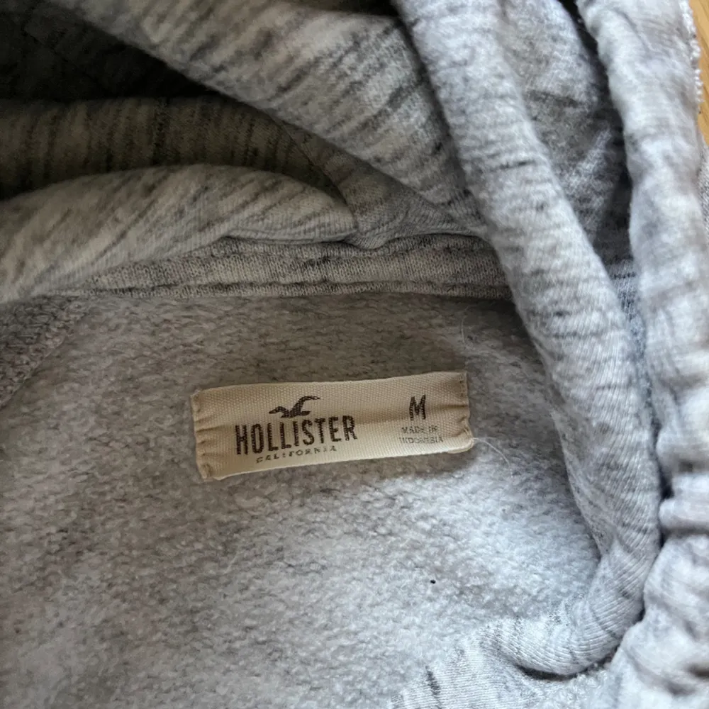 Säljer den här hoodien ifrån Hollister som är i nyskick 💕 storleken är M men den är lite mindre i storleken så jag skulle säga S/XS. Kontakta mig vid frågor 💕. Hoodies.