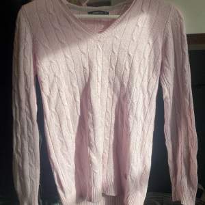 Stickad tröja i en så fin rosa färg. Säljer då den inte kommer till användning. Pris kan diskuteras. Skriv vid frågor 💓