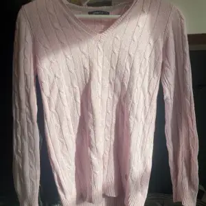 Stickad tröja i en så fin rosa färg. Säljer då den inte kommer till användning. Pris kan diskuteras. Skriv vid frågor 💓