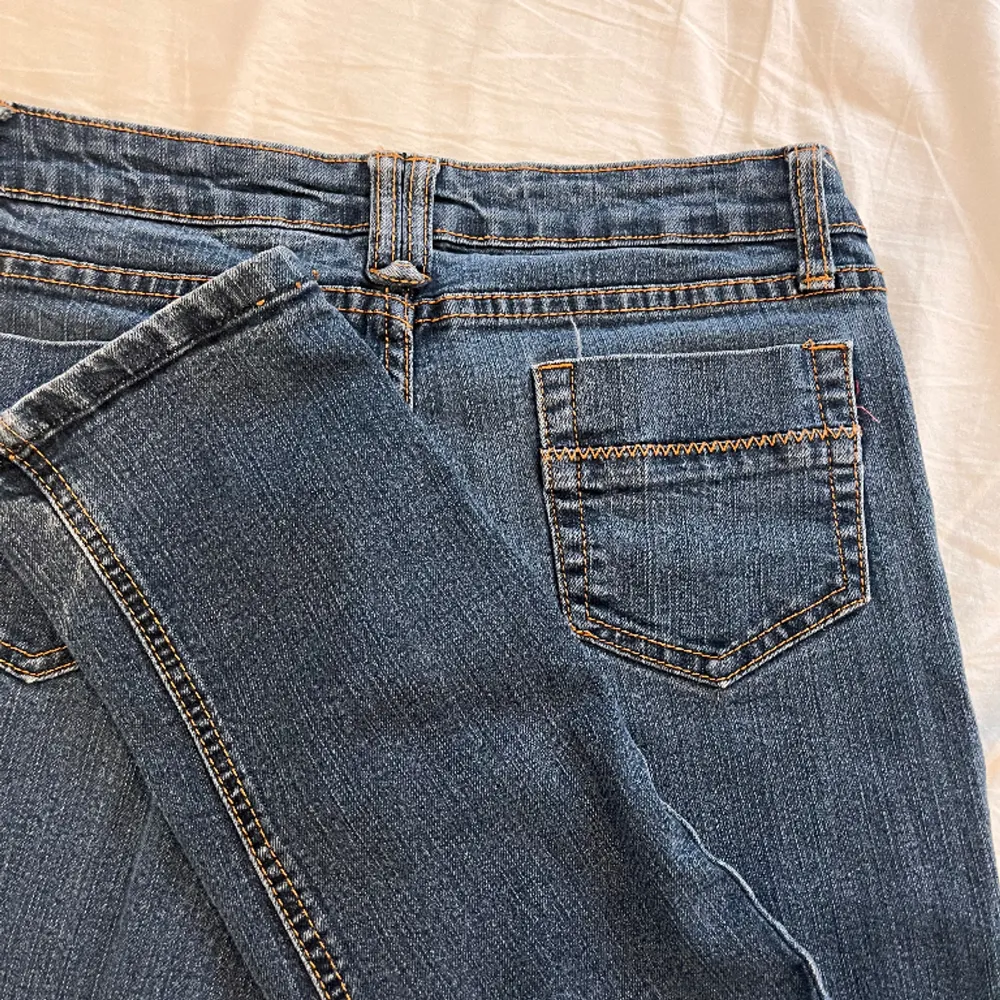 Assnygga lågmidjade jeans❤️ de är flarade nertill och passar mig som är 163 cm lång❤️. Jeans & Byxor.