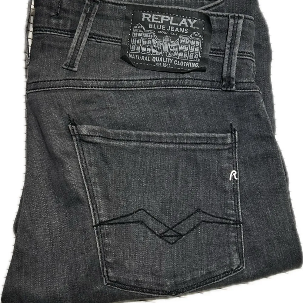 Hej, säljer nu mina replay jeans i modellen anbass dem är i toppenskick (9/10), Nypris runt 1800kr mitt pris 499,Hör av er vid frågor eller funderingar, mvh Carl. Jeans & Byxor.
