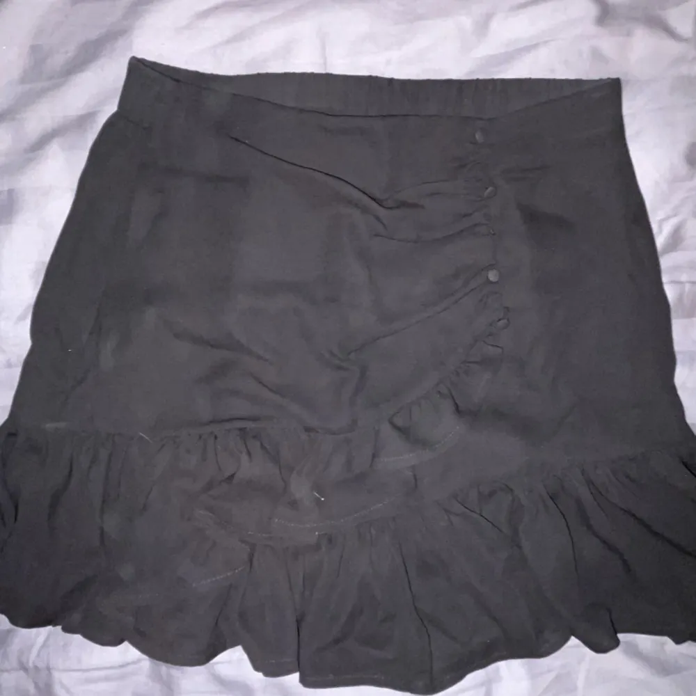 Söt kjol från Gina Tricot, använd enstaka gång. Stl 34 men för stor på mig som brukar ha 36.. Kjolar.