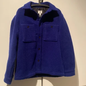 Button upp tröja  - Snygg mörk blå button upp tröja kan också användas som kappa/jacka kostar 499 men mitt pris är 300 jag tyckte inte om den så jag säljer den det är storlek S men passar mera som M