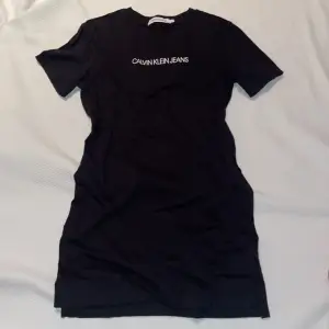 Oanvänd t-shirtklänning från Calvin Klein i storlek S. Säljer pga att den inte passar mig🖤
