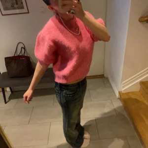 Rosa stickad tröja - En sjukt fin rosa stickad tröja! Inga defekter, kontakta för fler frågor❤️