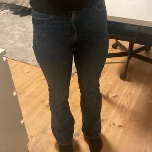 Säljer ett par jeans i storlek 36, modellen ”mira” från Lindex(699kr orginellt), fick dem i födelsedagspresent förra året men de kommer inte till användning längre. Tyget är väldigt stretching och byxorna sitter bra i förhållande till storleken.
