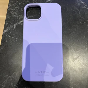mobilskal  - säljer detta jätte fina mobilskal från holdit, som passar iphone 13 💜