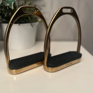 Sprenger Stigbyglar - Säljer mina stigbyglar från Sprenger. Dom är använda under ett tag men är fortfarande i jättefint skick. Köpte dom för 849kr, säljer dom för 350kr.