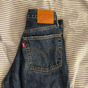 Så sjukt fina levis jeans (501) som endast är testade och i nyskick!!!🩵🩵i storlek 25/30. Nypris: 1099kr
