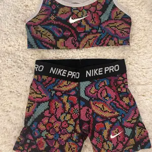 Ett träningssett från Nike i bra skick med shorts och topp. Storlek 10-12 år