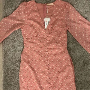 Nelly klänninh - Super fin sommarklänning från Nelly i storlek 34. Perfekt till midsommar😍