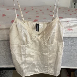 Satintopp - Vit/beige satintopp ifrån h&m. Använd en gång, i fint skick, storlek 36. Väger 66 gram så frakten blir 36 kronor🫶🏼