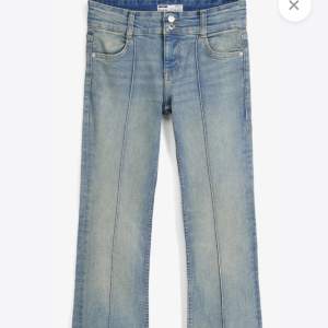 Super sköna snygga lågmidjade jeans. Använda en gång💕 kontakta för egna bilder