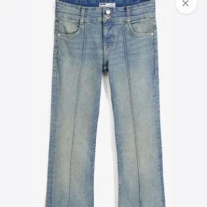 Jeans - Super sköna snygga lågmidjade jeans. Använda en gång💕 kontakta för egna bilder