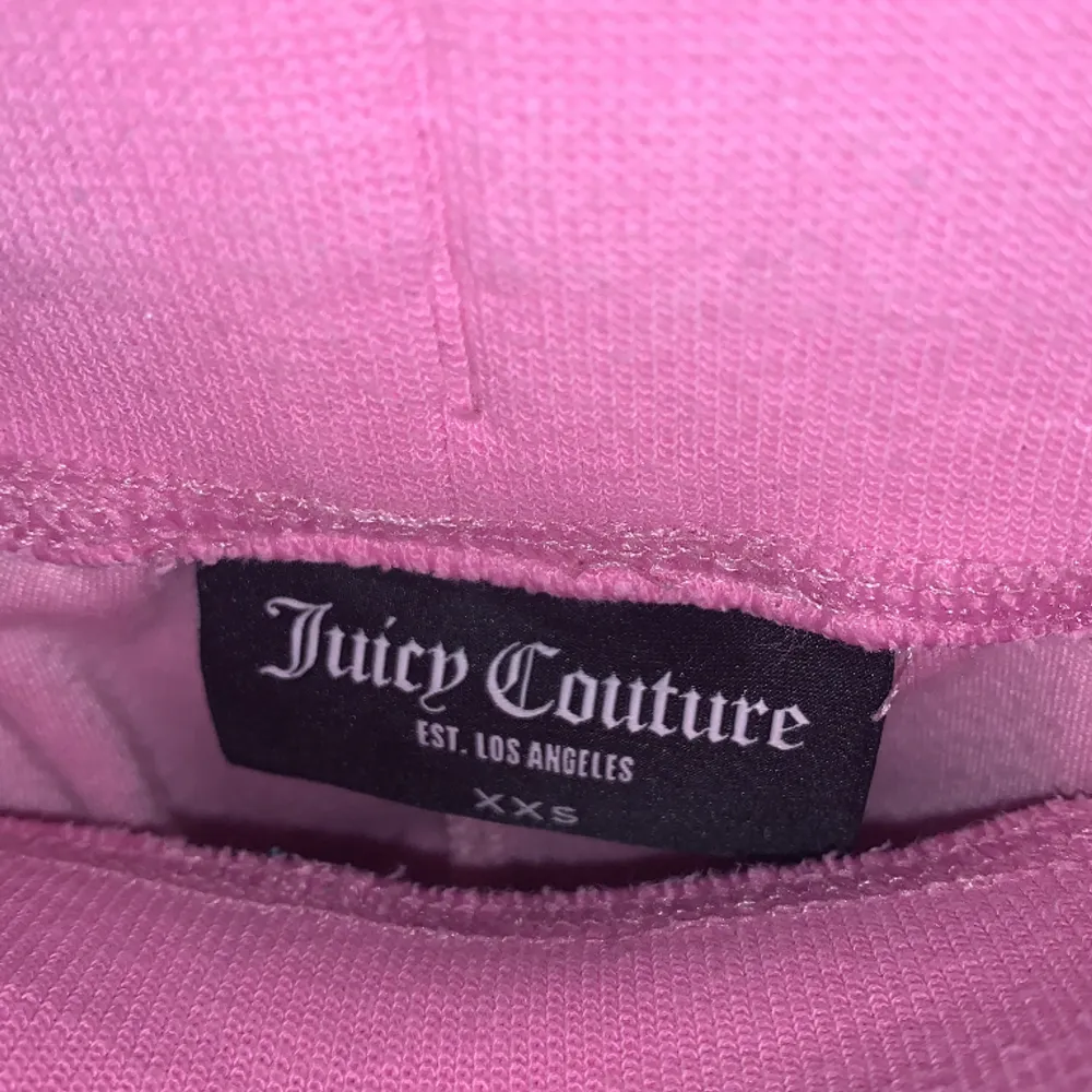 Ljusrosa mjukisbyxor från Juicy Couture i använt skick. Byxorna är i storlek xxs. Säljer pga att jag inte använder de längre.. Jeans & Byxor.