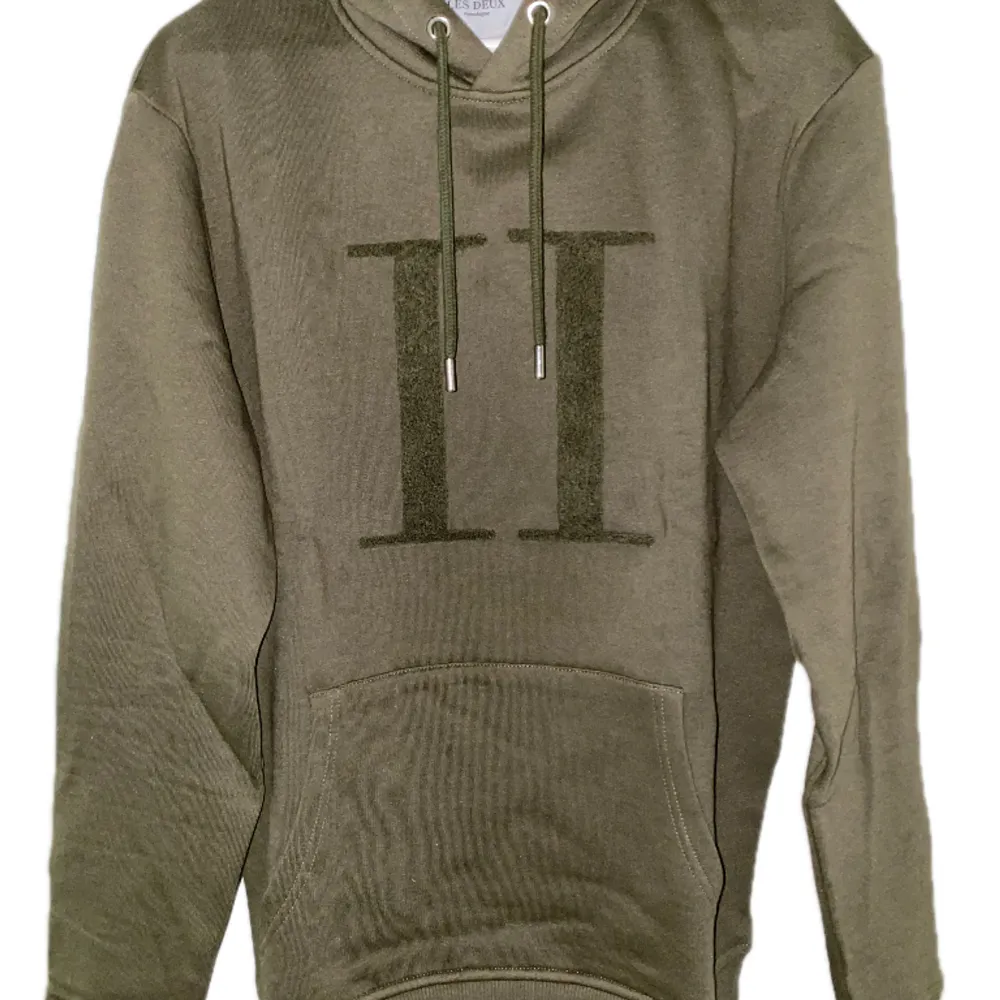 Hej! Säljer denna hoodie av märket Les Deux. Den är ny. Aldrig använd. Den är fin och komfort i material. Oliv färg. Köpt från Boozt.com för 1399kr säljer den för halva pris, 700kr. Går att skicka via posten annars avhämtning i Västerås . Hoodies.