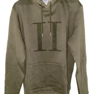 Hej! Säljer denna hoodie av märket Les Deux. Den är ny. Aldrig använd. Den är fin och komfort i material. Oliv färg. Köpt från Boozt.com för 1399kr säljer den för halva pris, 700kr. Går att skicka via posten annars avhämtning i Västerås 