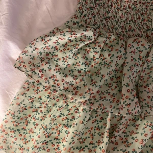 Volangkjol - Nästan helt oanvänd, stretchig så passar S-L men ursprungsstorlek S. 