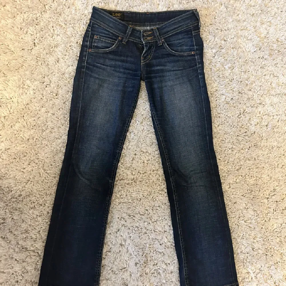 Fina lågmidjade jeans med supersnygg tvätt, strl xs ungefär🫶 mycket bra skick💓dåligt ljus på sista bilden, dom är ljusare än så . Jeans & Byxor.
