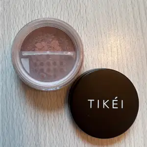 Oöppnad mineralbronzer från svenska märket Tikéi i färgen Tan. Fungerar även lika bra som countor. Den har väldigt bra pigment så lite räcker länge. Täpper ej till porerna så passar perfekt för känslig hy!