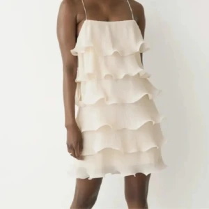 Volang klänning  - Klänning som liknar den slutsålda klänningen från Otherstories! Strl s 💓💓 perfekt till sommaren