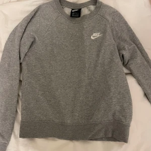 Mjukis - Säljer detta Nike mjukis sättet, bra skick. Använt några gånger!  Kan köpas separat men också tillsammans!! Strl xs i båda men passar även S. 100kr st eller hela sättet för 150!