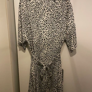 Klänning  - Svart/vit Klänning med snörning i midjan i storlek Xl 