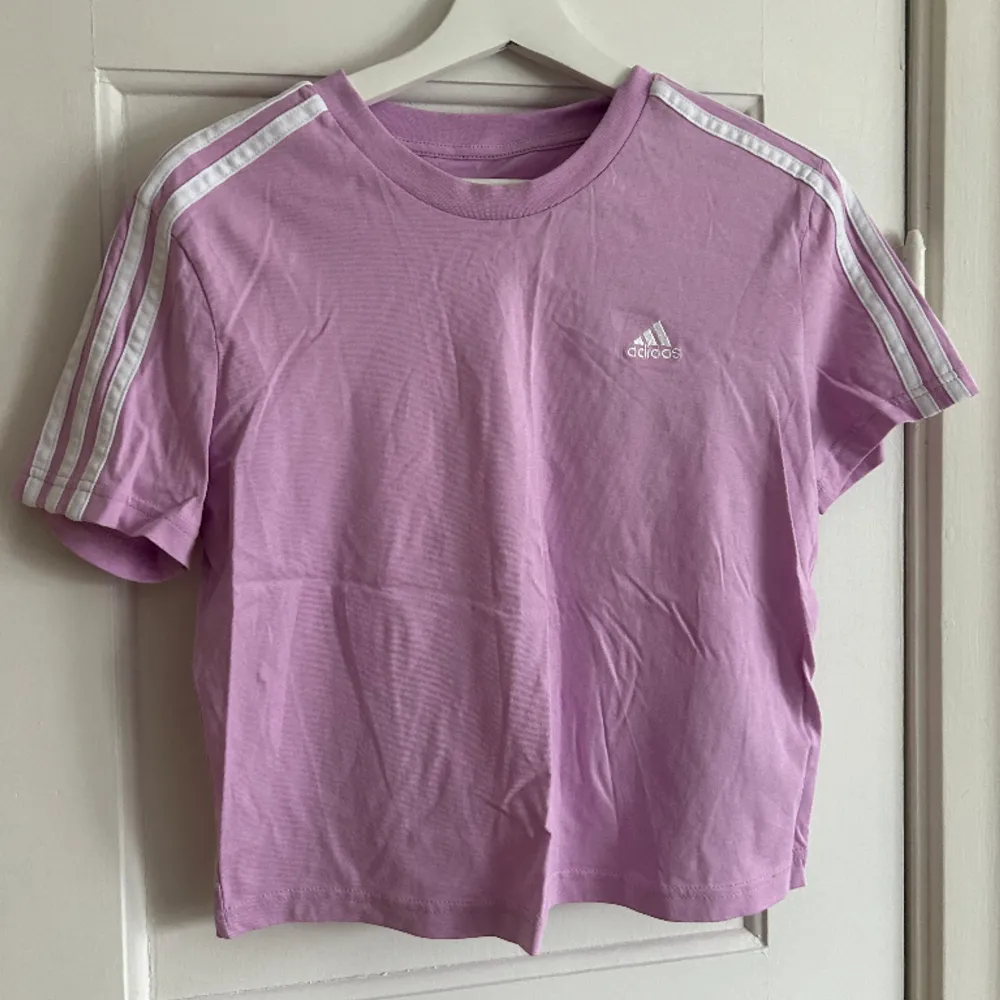 Ljusrosa adidas tröja, använd en gång🌸. T-shirts.