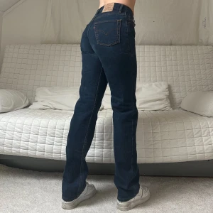 Vintage Levis 501or - Midja: 76cm✨Innerben: 84cm✨Storlek: W30L34 (passar ungefär S)✨Jag på bilderna är 172cm lång och brukar ha storlek 38❤️