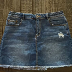 Jeanskjol - En söt jeanskjol från Zara Kids som passar perfekt till sommaren!💐☀️ Säljer kjolen eftersom den inte får någon användning. Kjolen har använts flitigt men är ändå i fint skick. Jag använder strl 38 i jeans och kjolen passar mig🌸