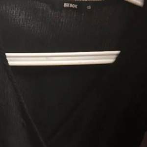 En svart snygg tröja från bikbok som framhäver kroppen och som är jätteskön! Sparsamt använd! Stl XS men passar även S.   Säljes för 69kr