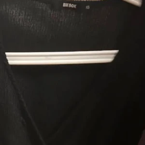 Svart Tröja  - En svart snygg tröja från bikbok som framhäver kroppen och som är jätteskön! Sparsamt använd! Stl XS men passar även S.   Säljes för 69kr
